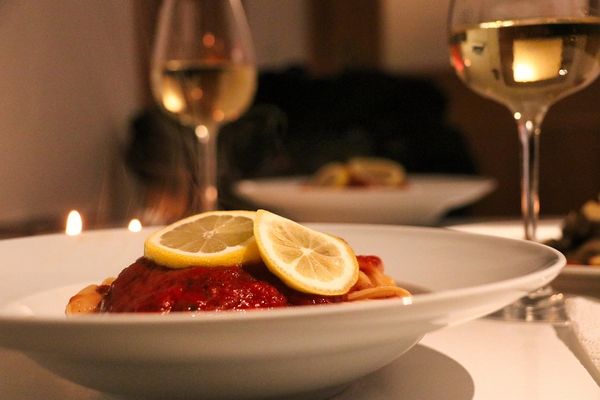 Jak zorganizować romantyczną kolację w domu?